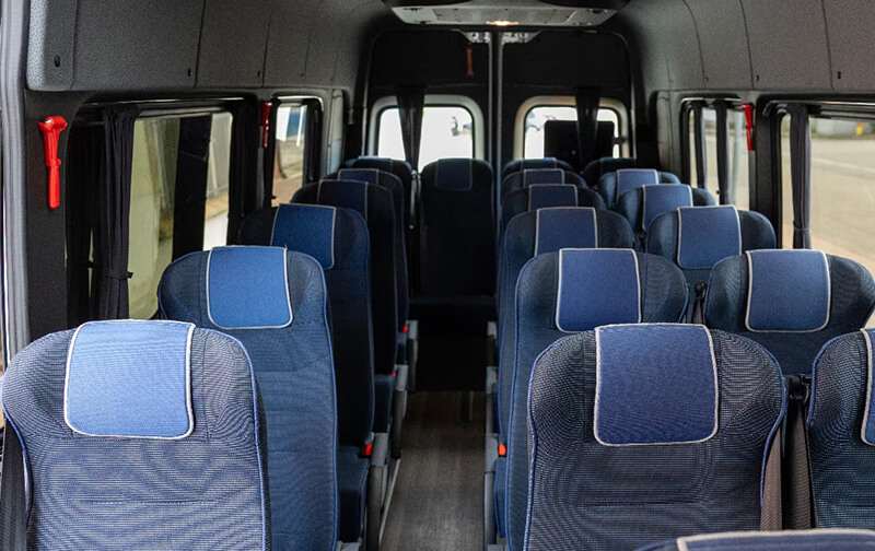 Hintere Sitzreihen und Gepäckraum eines Kleinbusses