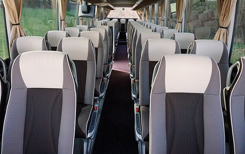 Fahrgastraum eines Mercedes-Benz Tourismo