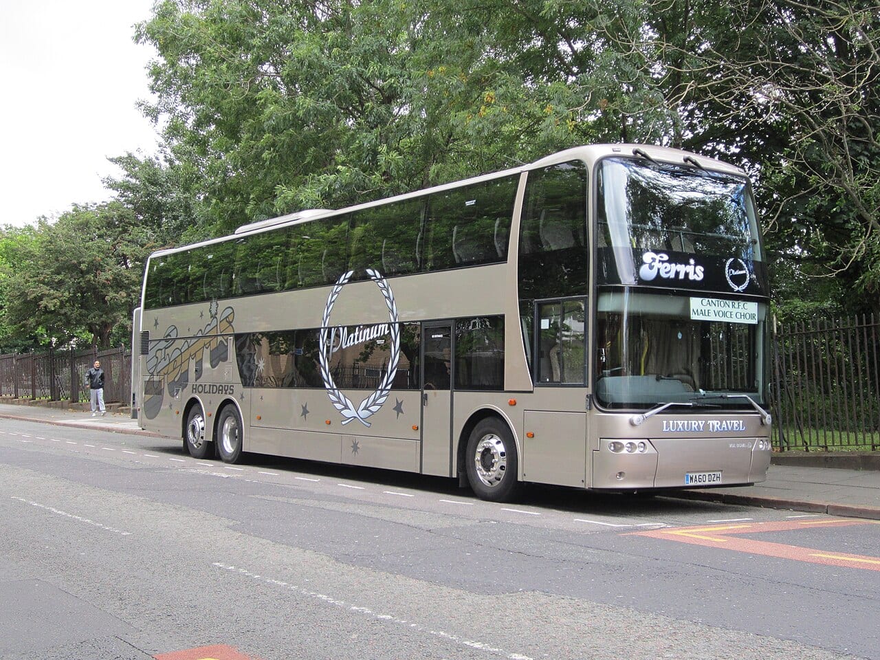 Großraum-Reisebus mit Gepäckräumen unter dem Fahrgastboden