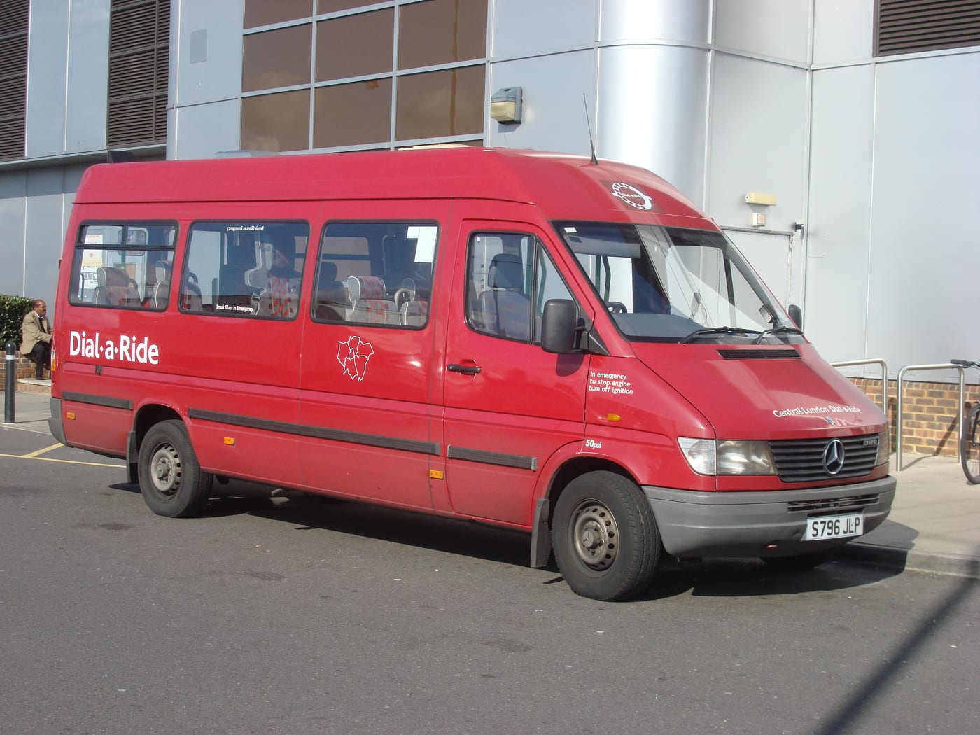 Kleinbus mit geöffneter Schiebetür zum Einsteigen
